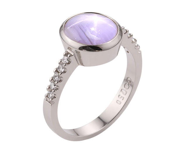 18KT WHITE GOLD RING SET WITH 01 STAR SAPPHIRE AND 10 WHITE SAPPHIRES 