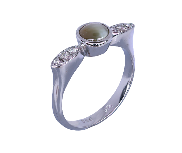 18KT WHITE GOLD RING SET WITH 01 CATS EYE AND 06 DIAMONDS 

