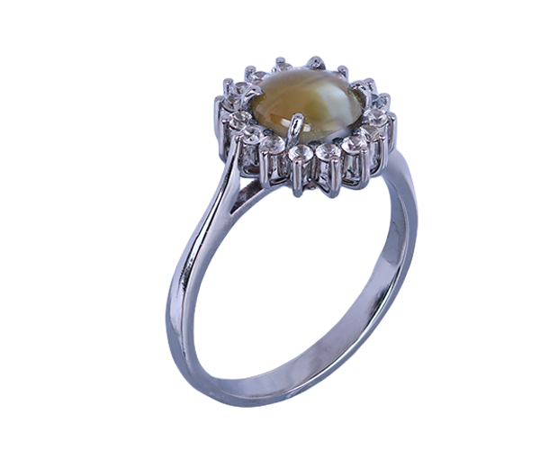 18KT WHITE GOLD RING SET WITH 01 CATS EYE AND 16 WHITE SAPPHIRES 


